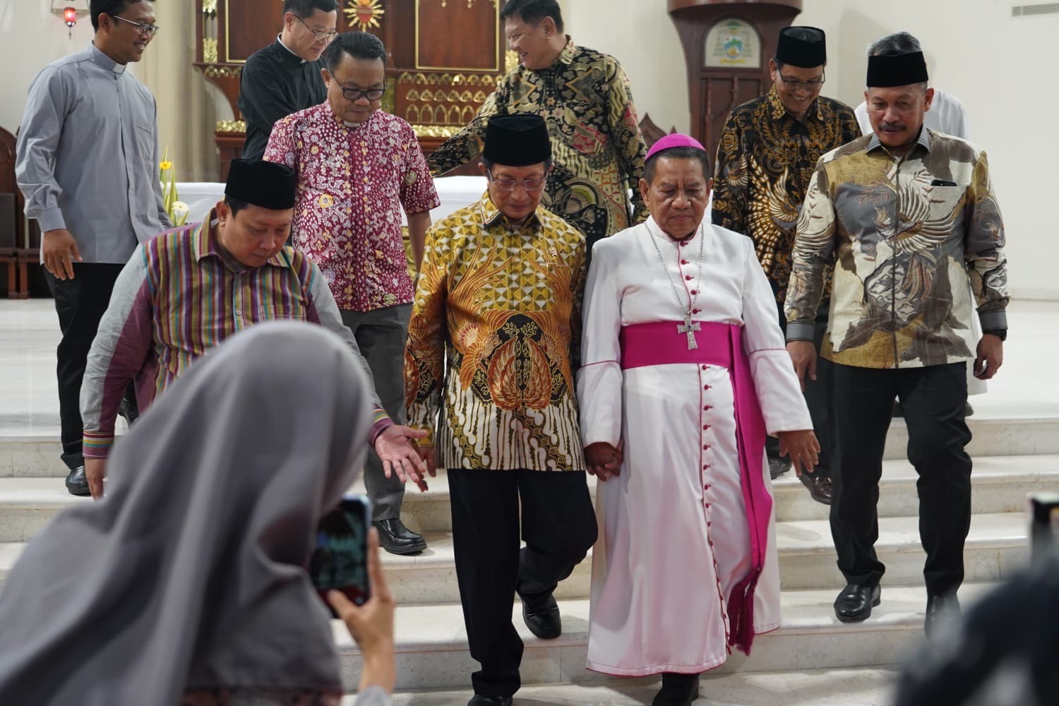 Menteri Agama bersama Uskup Keuskupan Agung Makassar
