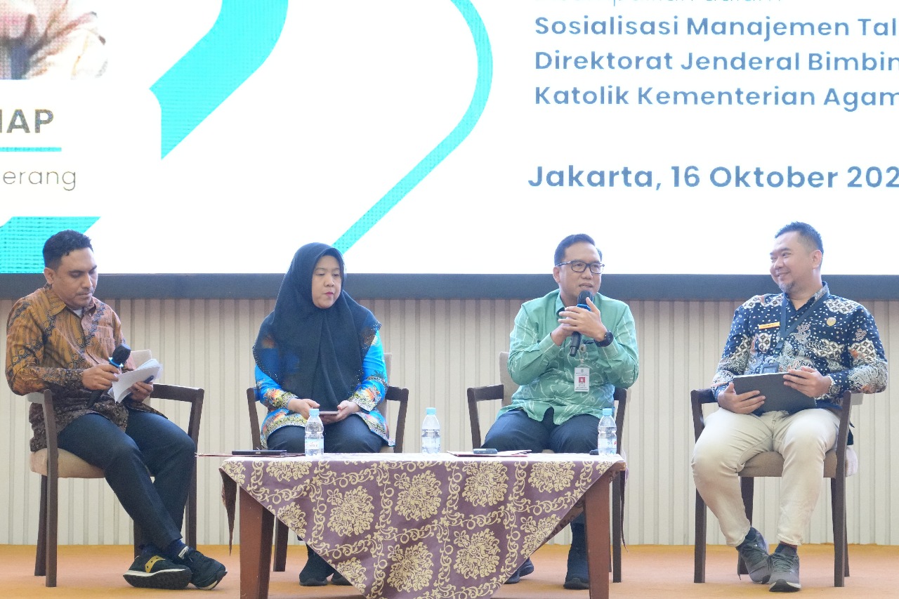 Moderator bersama Panelis