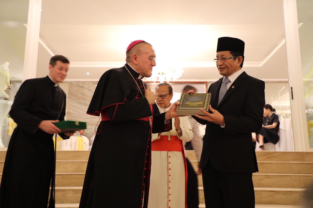 Menag Nasaruddin Umar Menyerahkan Cinderamata Perpisahan kepada Mgr. Piero Pioppo