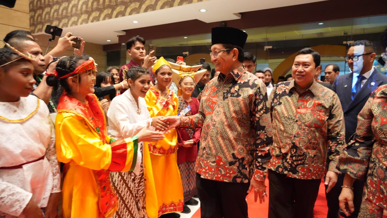 Suasana saat Menag Memasuki Ruangan untuk Perayaan Natal