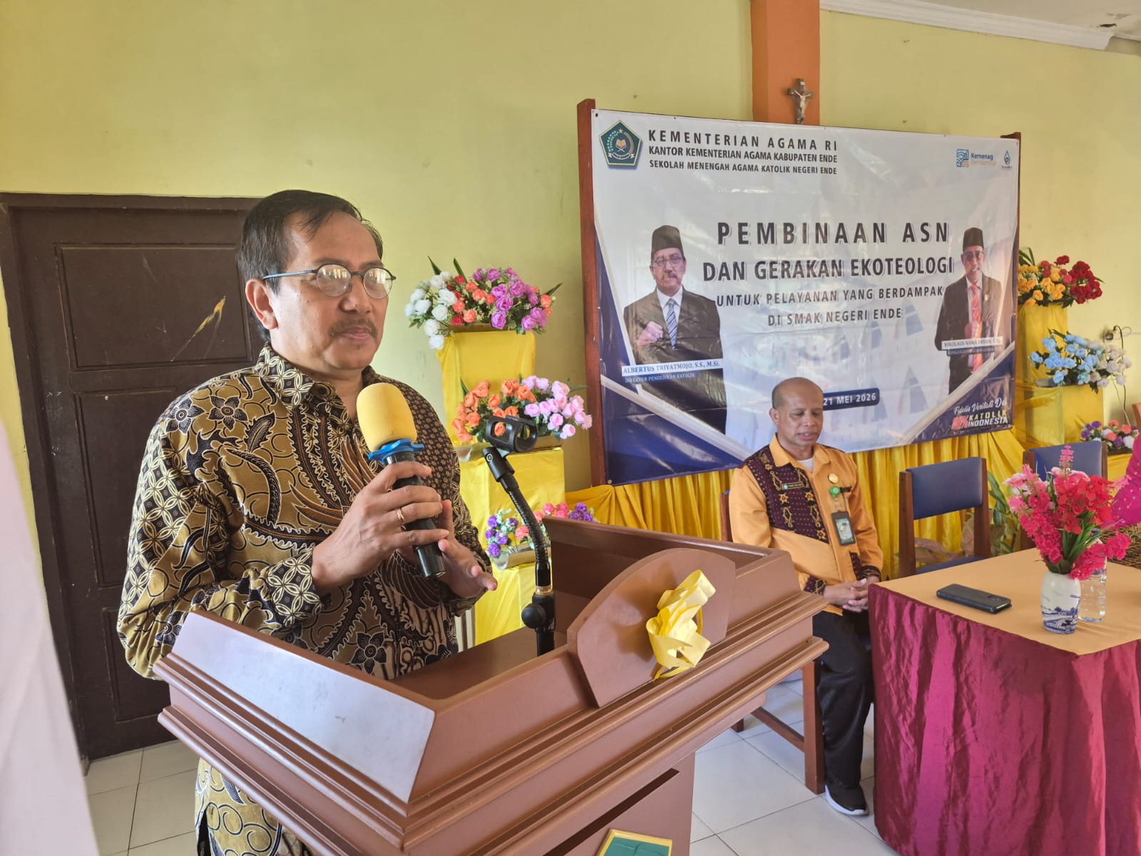 Direktur Pendidikan Katolik Albertus Triyatmojo dalam Kegiatan Kunjungan ke SMAK Ende