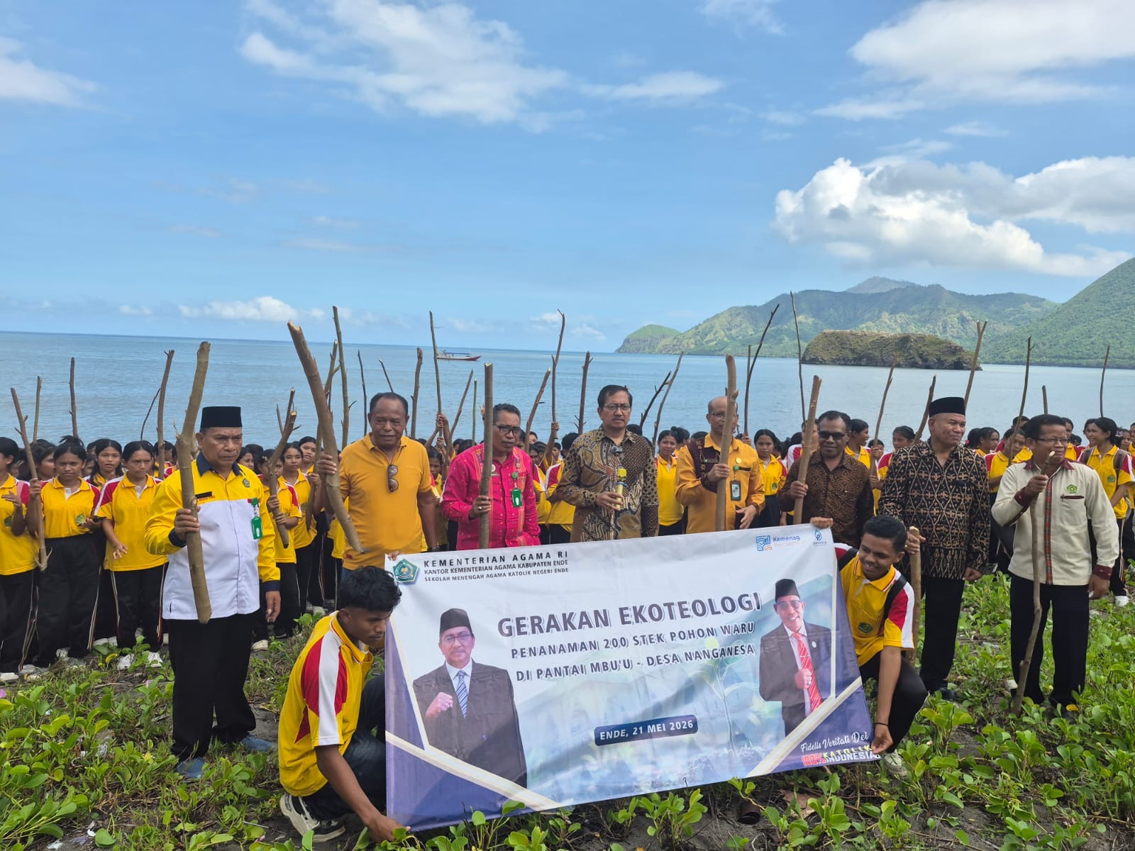 Suasana Penanaman 200 Stek Pohon Waru