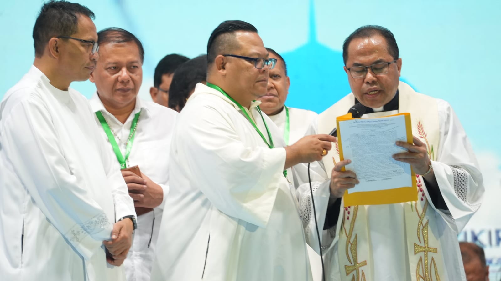 Romo Fransiskus Yance Sengga Berdoa Mewakili Umat Katolik