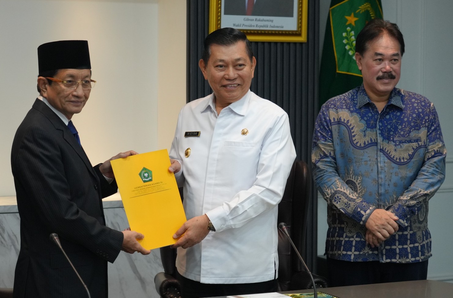 Menteri Agama Menyerahkan KMA Panitia Pesparani Katolik Tingkat Nasional IV Tahun 2027
